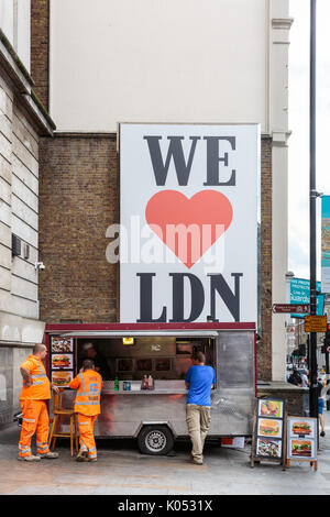 Wir lieben LND (London) Zeichen über ein Essen im Borough High Street Stall, in bezug auf eine vorherige Terroranschlag, Borough Markt, Borough High Street, Lo Stockfoto