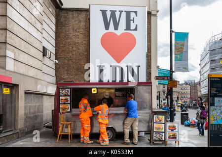 Wir lieben LND (London) Zeichen über ein Essen im Borough High Street Stall, in bezug auf eine vorherige Terroranschlag, Borough Markt, Borough High Street, Lo Stockfoto