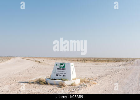 ETOSHA NATIONAL PARK, NAMIBIA - 26. JUNI 2017: eine Entfernung Schild an der Straße zwischen dem Okaukeujo und Olifantsrus Rest Camps in der Etosha National Par Stockfoto