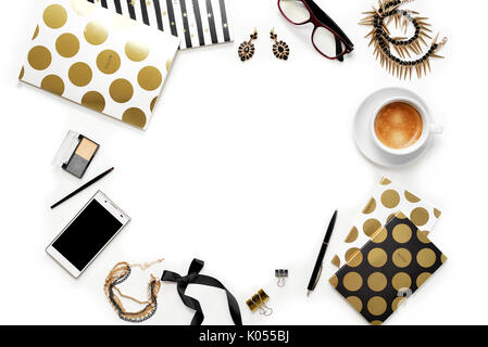 Flach Mode feminin home office Arbeitsbereich mit Telefon, Tasse Kaffee, elegantes schwarzes Gold Notebooks, Kosmetik und Schmuck auf weißem Hintergrund. Stockfoto