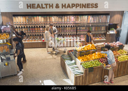 Anzeigen von Menschen Einkaufen in Health Food Store Stockfoto