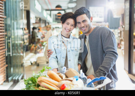 Portrait lächelnden jungen Paar Einkaufen im Markt Stockfoto