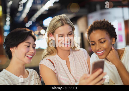 Lächelnden jungen Frauen, die selfie Stockfoto
