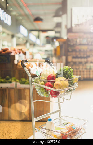 Produkte und Lebensmittel in Warenkorb im Markt Stockfoto