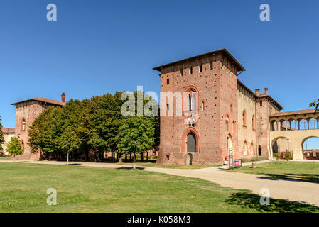 Blick auf die Bäume und Gebäude im Innenhof im Renaissance Schloss der kleinen Stadt, in einem hellen Sommertag in Vigevano und Pavia, Lombardei, Italien geschossen Stockfoto