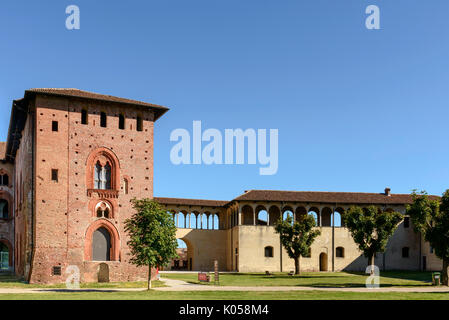 Blick auf die Loggia und Gebäude im Renaissance Schloss der kleinen Stadt, in einem hellen Sommertag in Vigevano und Pavia, Lombardei, Italien geschossen Stockfoto