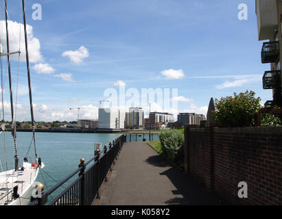 Blick auf 100 Kai Entwicklung in Woolston, Southampton, mit Blick über den Fluss Itchen von Ocean Village Stockfoto