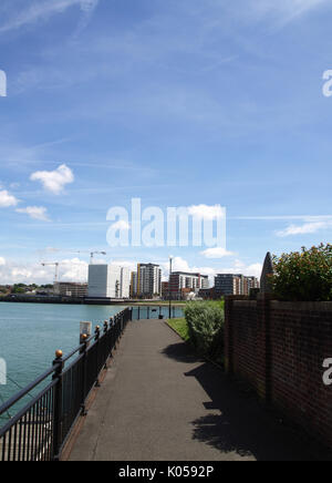 Blick auf 100 Kai Entwicklung in Woolston, Southampton, mit Blick über den Fluss Itchen von Ocean Village Stockfoto