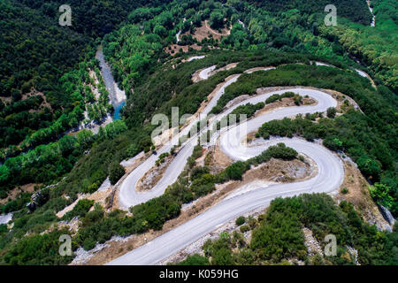 Luftaufnahme der Provinz mit vielen Zickzack Straße im Epirus Zagorochoria, Griechenland Stockfoto