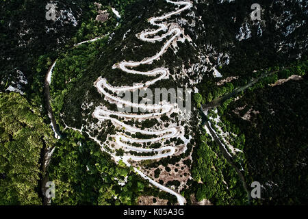 Luftaufnahme der Provinz mit vielen Zickzack Straße im Epirus Zagorochoria, Griechenland Stockfoto