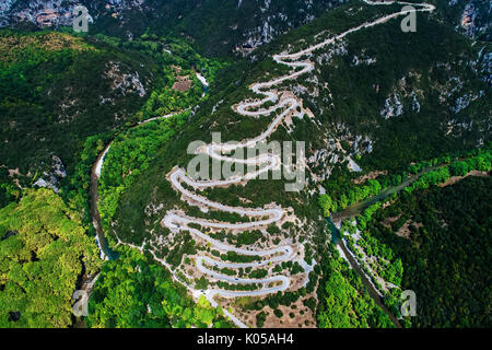 Luftaufnahme der Provinz mit vielen Zickzack Straße im Epirus Zagorochoria, Griechenland Stockfoto