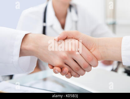 Bild von Ärzten Händeschütteln am Schalter in Klinik beschnitten Stockfoto
