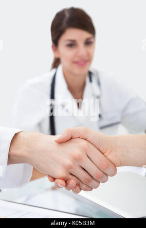 Bild von Ärzten Händeschütteln am Schalter in Klinik beschnitten Stockfoto