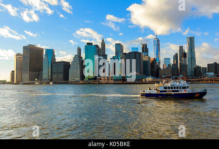 New York City, USA - 16. August 2017: NYPD Boot reagiert auf einen Notfall auf dem East River in New York City. Stockfoto