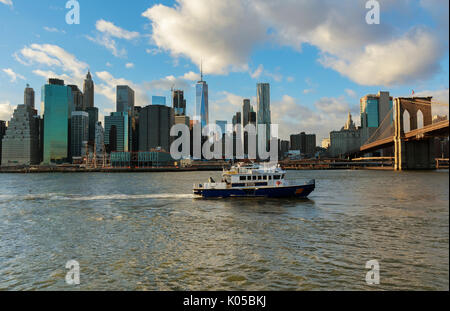 New York City, USA - 16. August 2017: Amerikanische Polizei Boot N.Y.P.D patrouillieren unter der Brooklyn Bridge in Manhattan, New York City, USA. Stockfoto