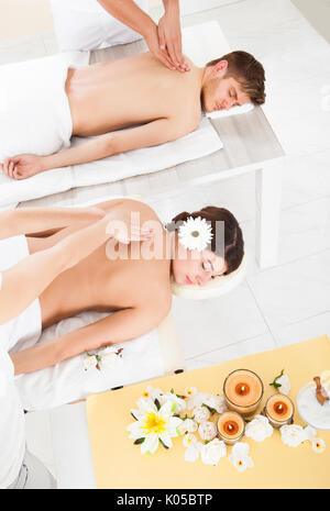 Hohe Betrachtungswinkel des jungen Paares, die Massage im Spa Stockfoto
