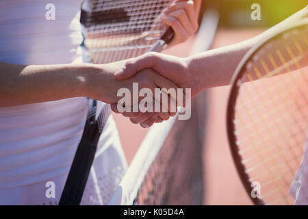 In der Nähe Tennis Spieler handshaking in sportsmanship im Net Stockfoto