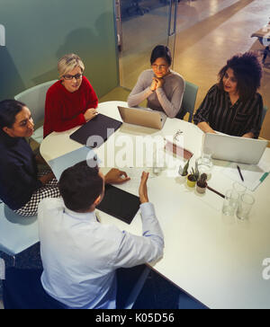 Unternehmen, die Menschen sprechen, die im Konferenzraum treffen Stockfoto