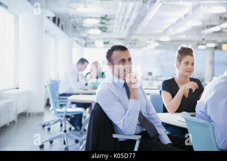 Ernsthaft, aufmerksam Geschäftsmann hören im Konferenzraum treffen Stockfoto