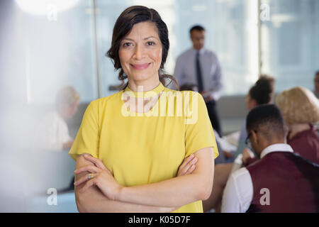 Porträt Lächeln, selbstbewussten Geschäftsfrau in Konferenz Publikum