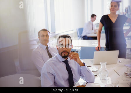 Aufmerksame Geschäftsleute hören im Konferenzraum treffen Stockfoto