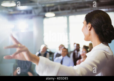 Geschäftsfrau führenden Konferenz-Präsentation Stockfoto