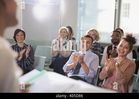 Geschäft Leute im Publikum klatschen für Konferenz Lautsprecher Stockfoto