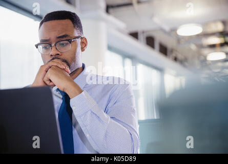 Ernst, besorgt Geschäftsmann am Laptop im Büro arbeiten Stockfoto