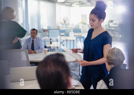 Mit Papierkram führenden Büro Sitzung Geschäftsfrau Stockfoto