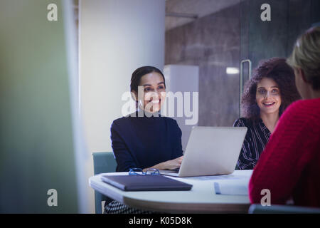 Lächelnd Geschäftsfrauen in Konferenzraum Sitzung arbeiten Stockfoto