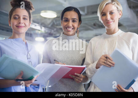 Porträt Lächeln, selbstbewussten Geschäftsfrau mit Schreibarbeit Stockfoto