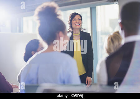 Lächeln, Geschäftsfrau, die führende Konferenz Präsentation Stockfoto