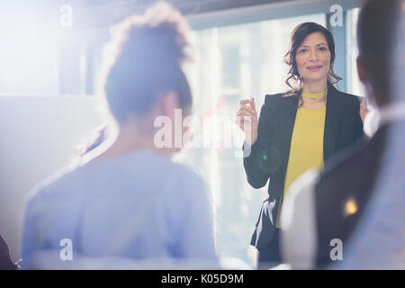 Lächeln, Geschäftsfrau, die führende Konferenz Präsentation Stockfoto