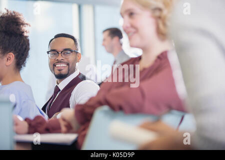 Lächelnd Geschäftsmann in Konferenz Publikum Stockfoto