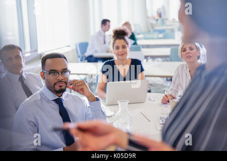 Business-Leute, die hören in Zimmer Tagung Stockfoto