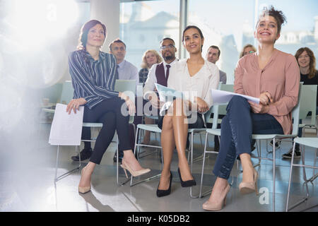 Aufmerksame Geschäftsfrauen in Konferenz Publikum Stockfoto