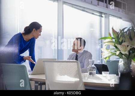 Geschäft Leute an Laptop arbeiten, sprechen im Konferenzraum treffen Stockfoto