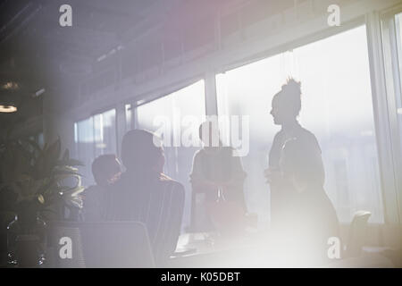 Silhouette Geschäftsleute sprechen in Konferenzraum treffen Stockfoto