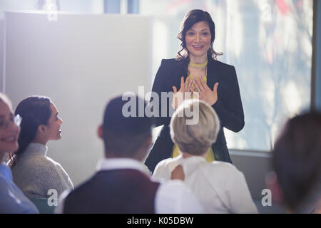 Geschäftsfrau Gestik, führende Konferenz Konferenz Stockfoto