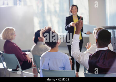 Geschäftsfrau, die führende Konferenz Präsentation, die Beantwortung Publikum fragen Stockfoto