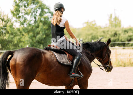 Bild von jungen Mädchen reiten ihr Pferd Stockfoto