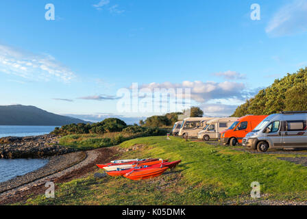 Camper auf einem Campingplatz in Craignure bei Sonnenuntergang, Isle of Mull, Argyll und Bute, Schottland, Großbritannien Stockfoto