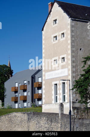 Foyer Logement, Altersheim, Montmorillon, Frankreich, ein Teil der ursprünglichen Gebäude, mit neuen Flügeln darüber hinaus. Stockfoto