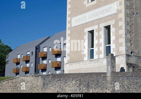 Foyer Logement, Altersheim, Montmorillon, Frankreich, ein Teil der ursprünglichen Gebäude, mit neuen Flügeln darüber hinaus. Stockfoto