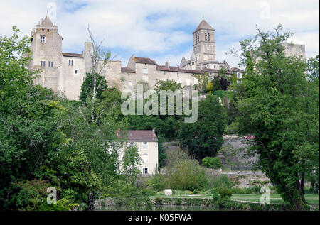 Chauvigny, Frankreich, Blick von der Oberstadt aus dem Osten, auf der linken Seite Schloss Harcourt, R von Centre St Pierre de Chauvigny, hinter Baum Donjon, oder halten, Stockfoto