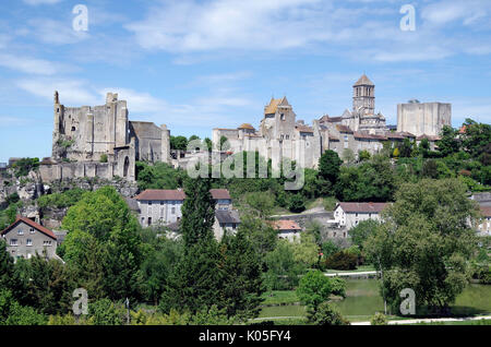 Chauvigny, Frankreich, Ansicht von Osten von Schloss Harcourt, Kirche St. Pierre und Donjon, oder halten. Stockfoto