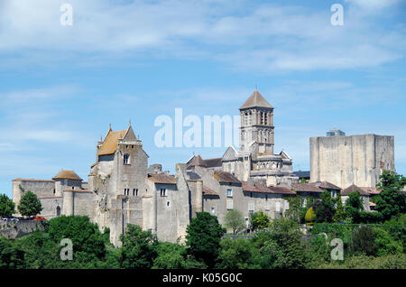 Chauvigny, Frankreich, Ansicht von Osten von Schloss Harcourt, Kirche St. Pierre und Donjon, oder halten. Stockfoto