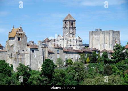 Chauvigny, Frankreich, Ansicht von Osten von Schloss Harcourt, Kirche St. Pierre und Donjon, oder halten. Stockfoto