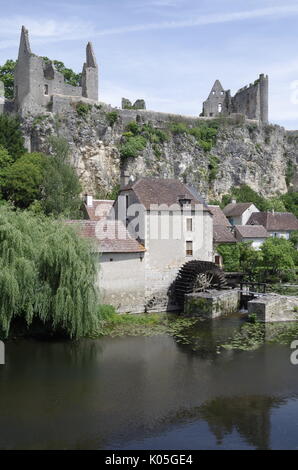 Ruinen des Château d'Angles-sur-l'Anglin, auf einer Klippe oberhalb, Fluss Anglin, die stammt aus dem zwölften Jahrhundert, und wurde in der 15 Cent vergrößert Stockfoto