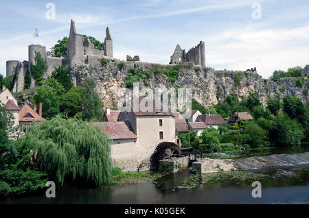 Ruinen des Château d'Angles-sur-l'Anglin, auf einer Klippe oberhalb, Fluss Anglin, die stammt aus dem zwölften Jahrhundert, und wurde in der 15 Cent vergrößert Stockfoto